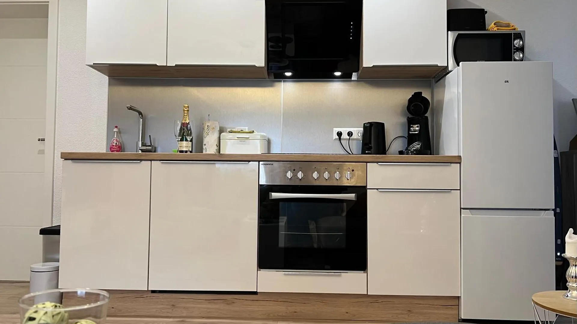Exklusive Moderne 2 Zi. Wohnung In Ruhiger Lage contacts